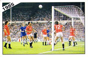 1985-86 Panini Football 86 (UK) #401 Manchester United / Everton Front