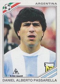 1986 Panini World Cup Stickers #76 Daniel Alberto Passarella Front