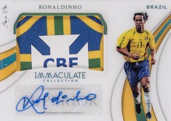 2018-19 Panini Immaculate Collection - Superior Swatch Signatures Platinum #SU-RON Ronaldinho Front