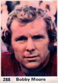 1971-72 Marshall Cavendish Top Teams #288 Bobby Moore Front