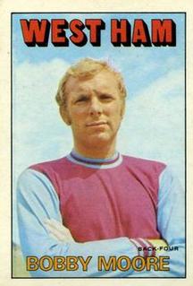 1972 A&BC Red Backs #194 Bobby Moore Front