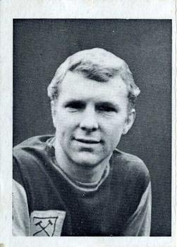 1966-67 A&BC Footballers #80 Bobby Moore Front