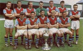 1963-64 D.C. Thomson / The Hornet International Cup Teams #NNO Burnley F.C. Front