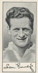 1958 Barratt & Co. Famous Footballers (A6) #21 Tom Finney Front