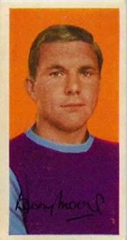 1963 Barratt & Co. Famous Footballers (A11) #16 Bobby Moore Front