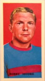 1966 Sugosa Famous Footballers #10 Bobby Moore Front